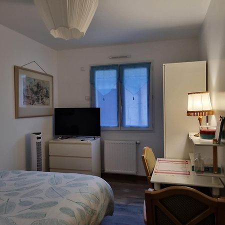 1 Chambre Pour 2 Personnes "Chez L'Habitant" Maison Possede Un Petit Chien Quincy-Voisins Buitenkant foto